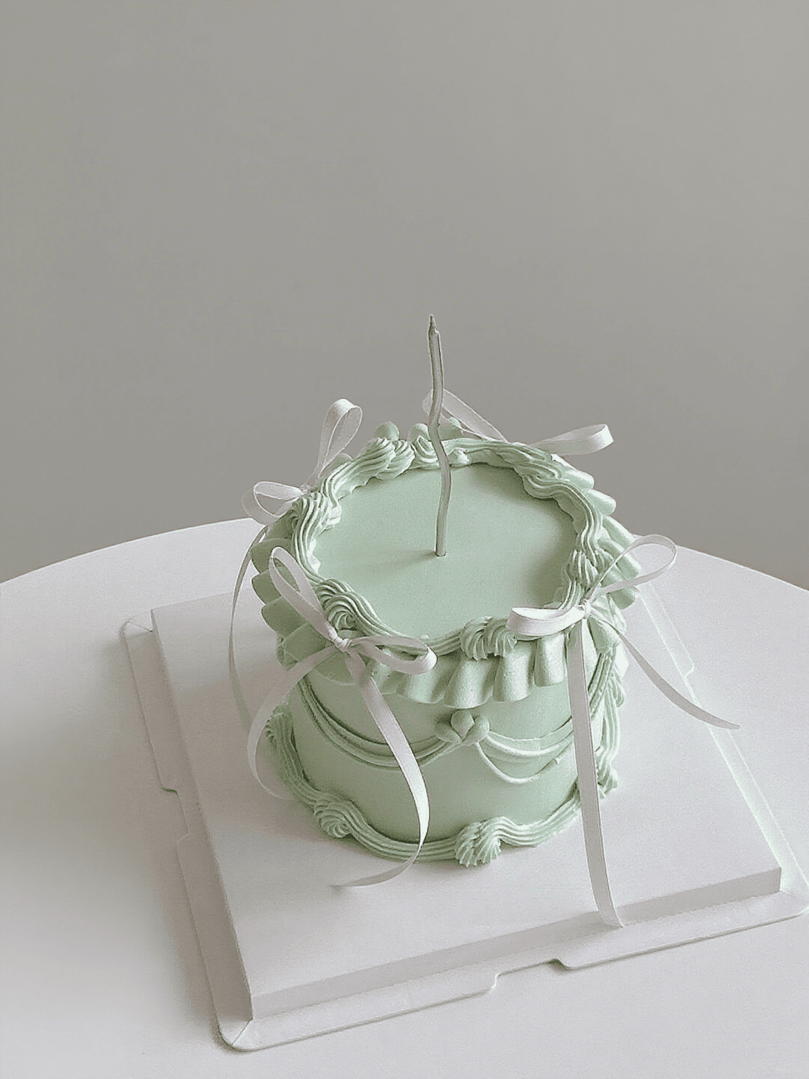 Vintage Ribbon Cake β Retro Cream Bow Cake