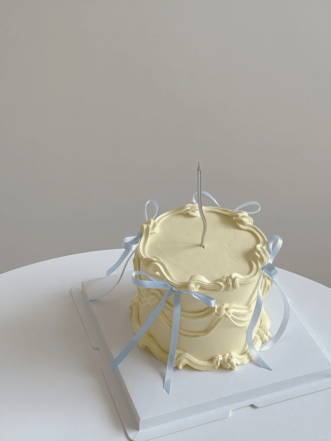 Vintage Ribbon Cake – Retro Cream Bow Cake