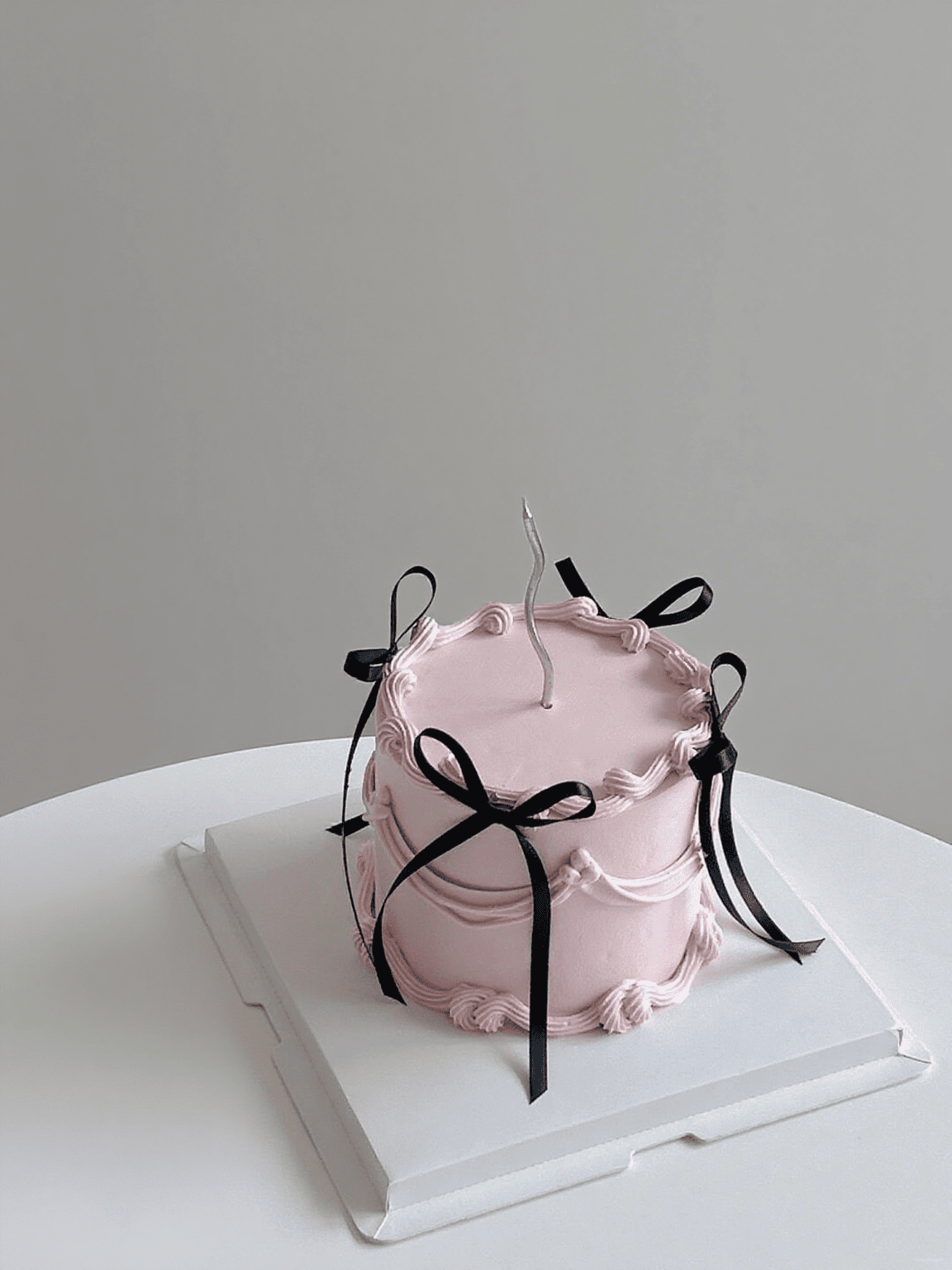 Vintage Ribbon Cake – Retro Cream Bow Cake
